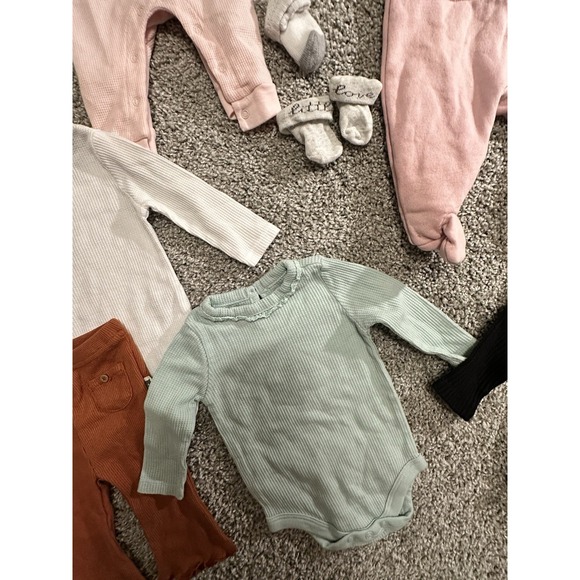 Large Lot Of Newborn Size Baby Girls Clothing Lot  0-3 Months. Baby Gap Etc EUC! - Picture 3 of 10